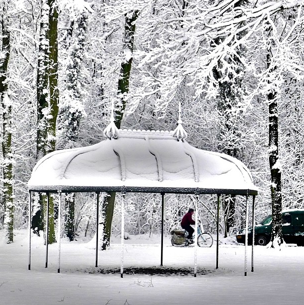 Dutch bike in snow