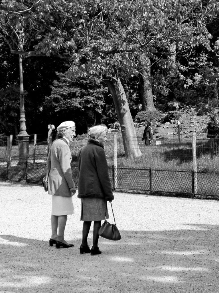 Parc Monceau friends, black and white. Paris