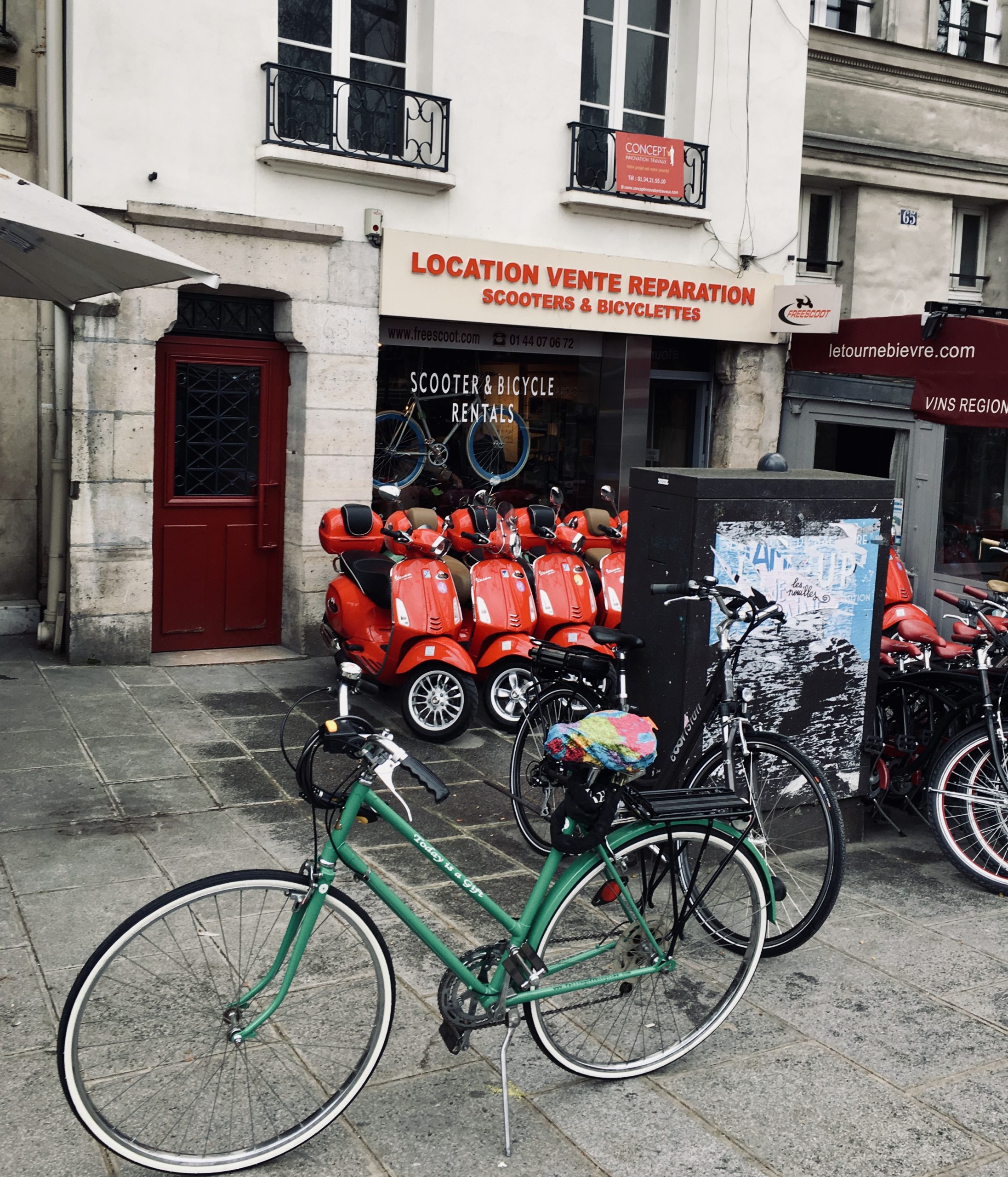 Freescoot, ride a bike in Paris, cycle Paris, bike rental Paris, Julia Willard, Julie Willard, Julia Arias, Falling Off Bicycles