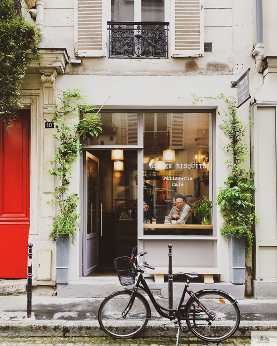 ride a bike in Paris, cycle Paris, bike rental Paris, Julia Willard, Julie Willard, Julia Arias, Falling Off Bicycles