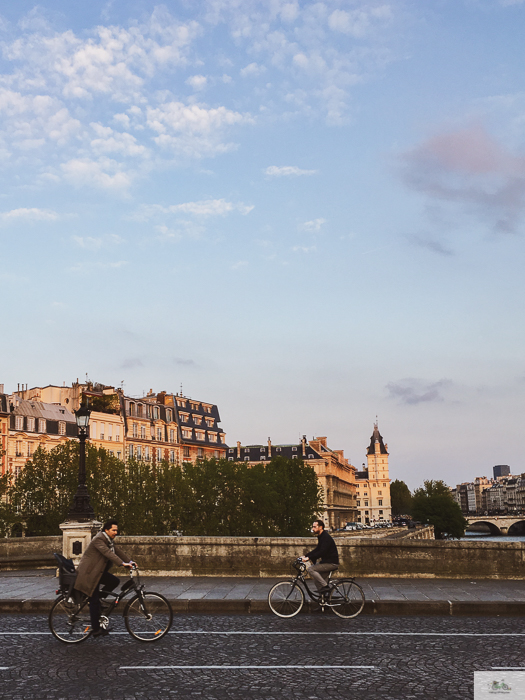 ride a bike in Paris, cycle Paris, bike rental Paris, Julia Willard, Julie Willard, Julia Arias, Falling Off Bicycles