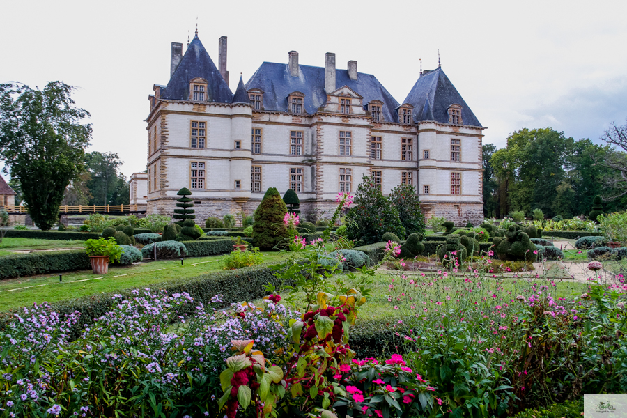 Julia Willard, Falling Off Bicycles, Château Cormatin, Bourgogne