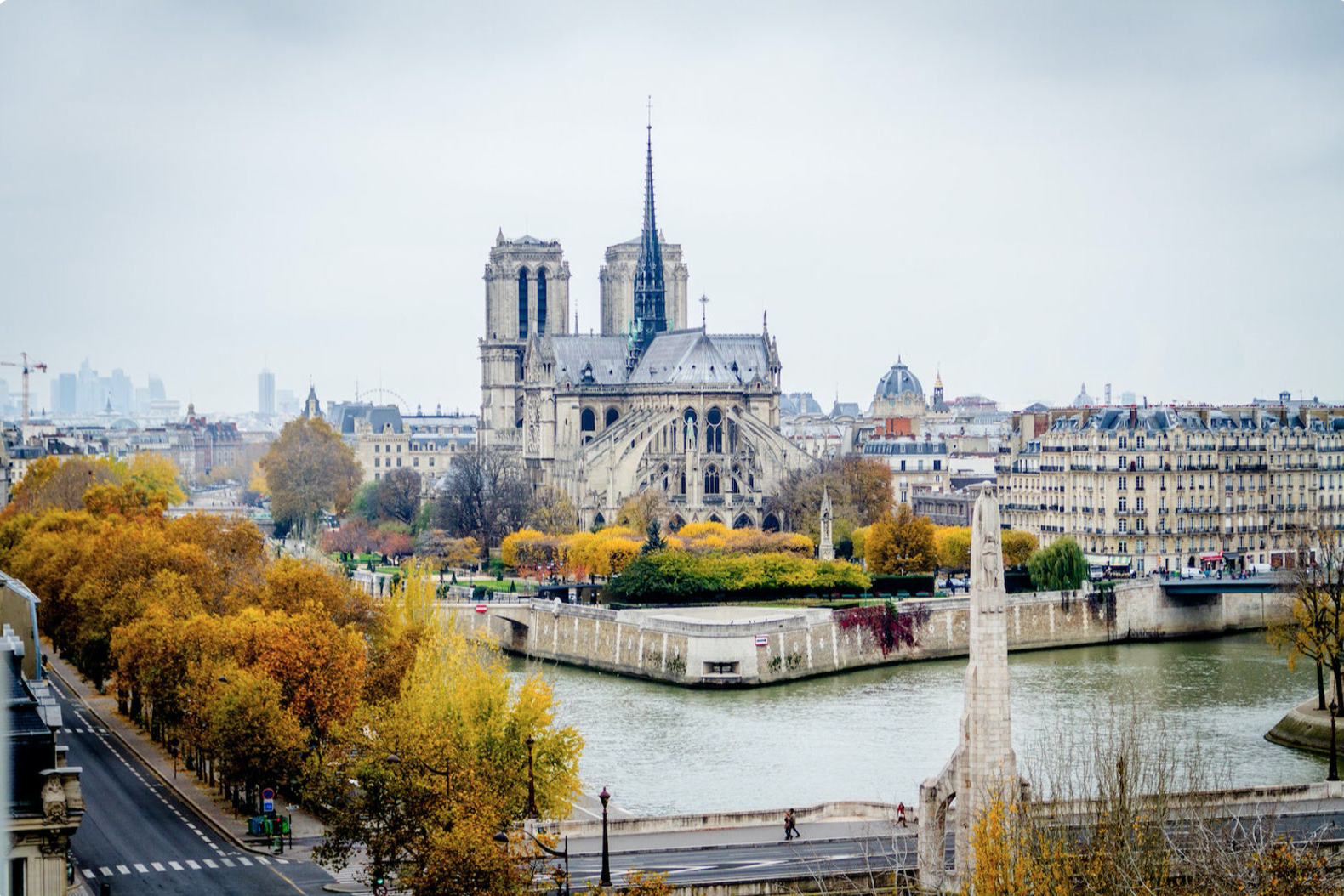 Julia Willard, Julie Willard, Julia Arias, spring in Paris, cherry blossoms, pink in Paris, Notre Dame Cathedral, April in Paris, what to do in Paris, Notre Dame, Paris, France