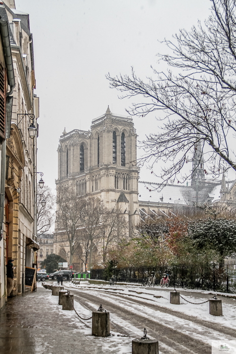 Julia Willard, Julie Willard, Julia Arias, Falling Off Bicycles, Paris blogger, Paris blog, France blog, Paris snow, winter in Paris, Saint Michel, Notre Dame, Paris metro, Ile Saint Louis