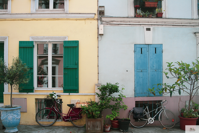 Bikes facing opposite directions in Parisian alleyway