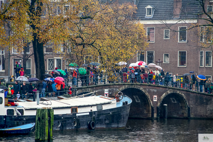 Photo of people standing outside waiting Sinterklaas