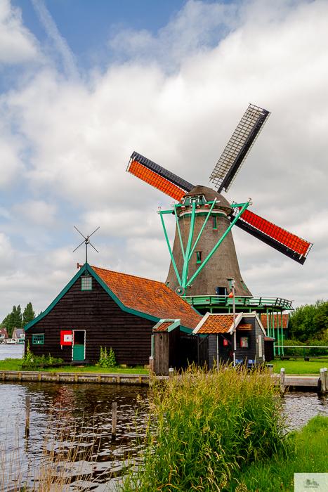 Julia Willard, Julie Willard, Julia Arias, Dutch windmills, windmills, Falling Off Bicycles, cycle Holland, biking Amsterdam, Amsterdam day trip, Spring in Holland, Netherlands spring, Zaanse Schans, Zaandam